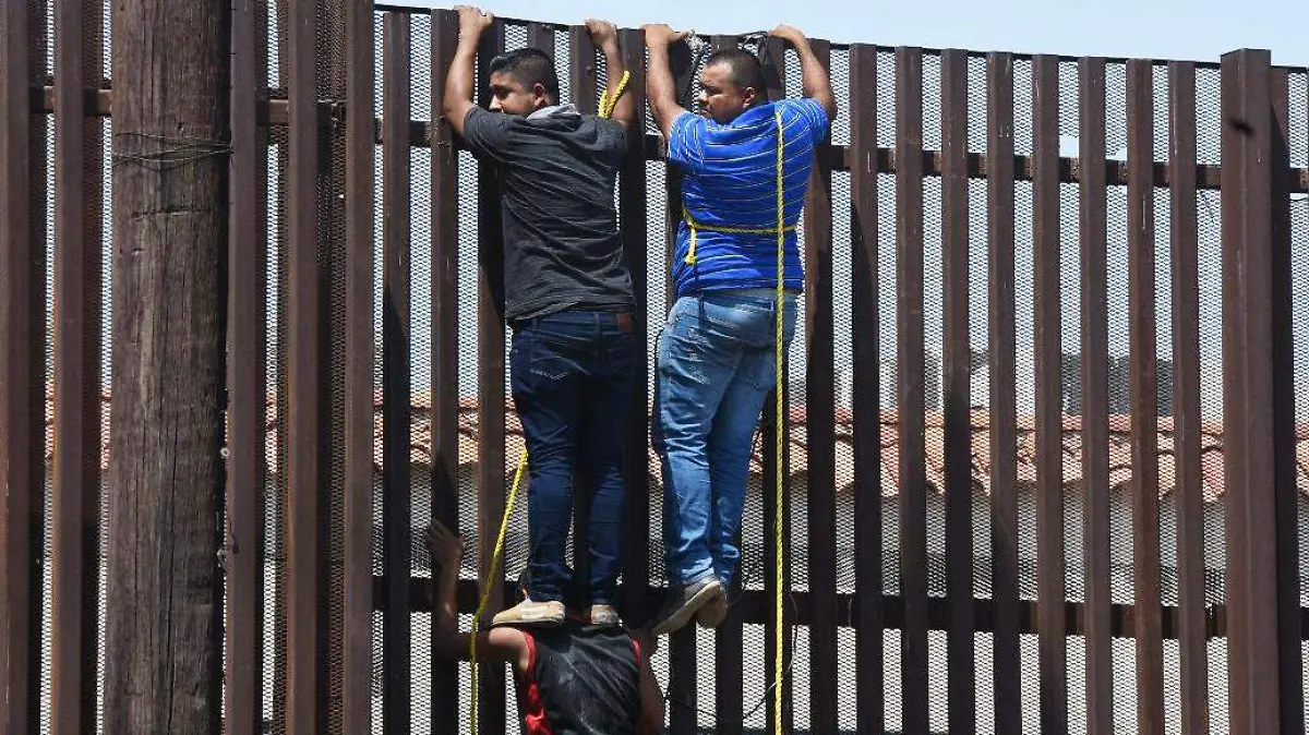 ESCALERA HUMANA PARA CRUZAR LA FRONTERA DE E.U jorge galindo  (4)